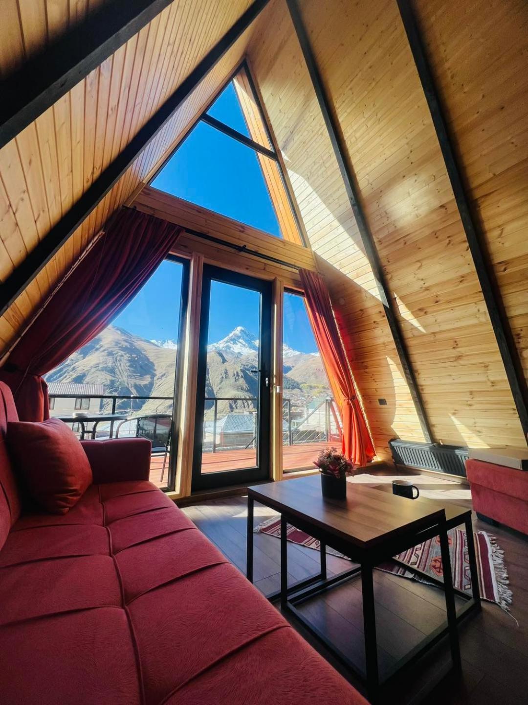 ホテル Pyramid Kazbegi エクステリア 写真