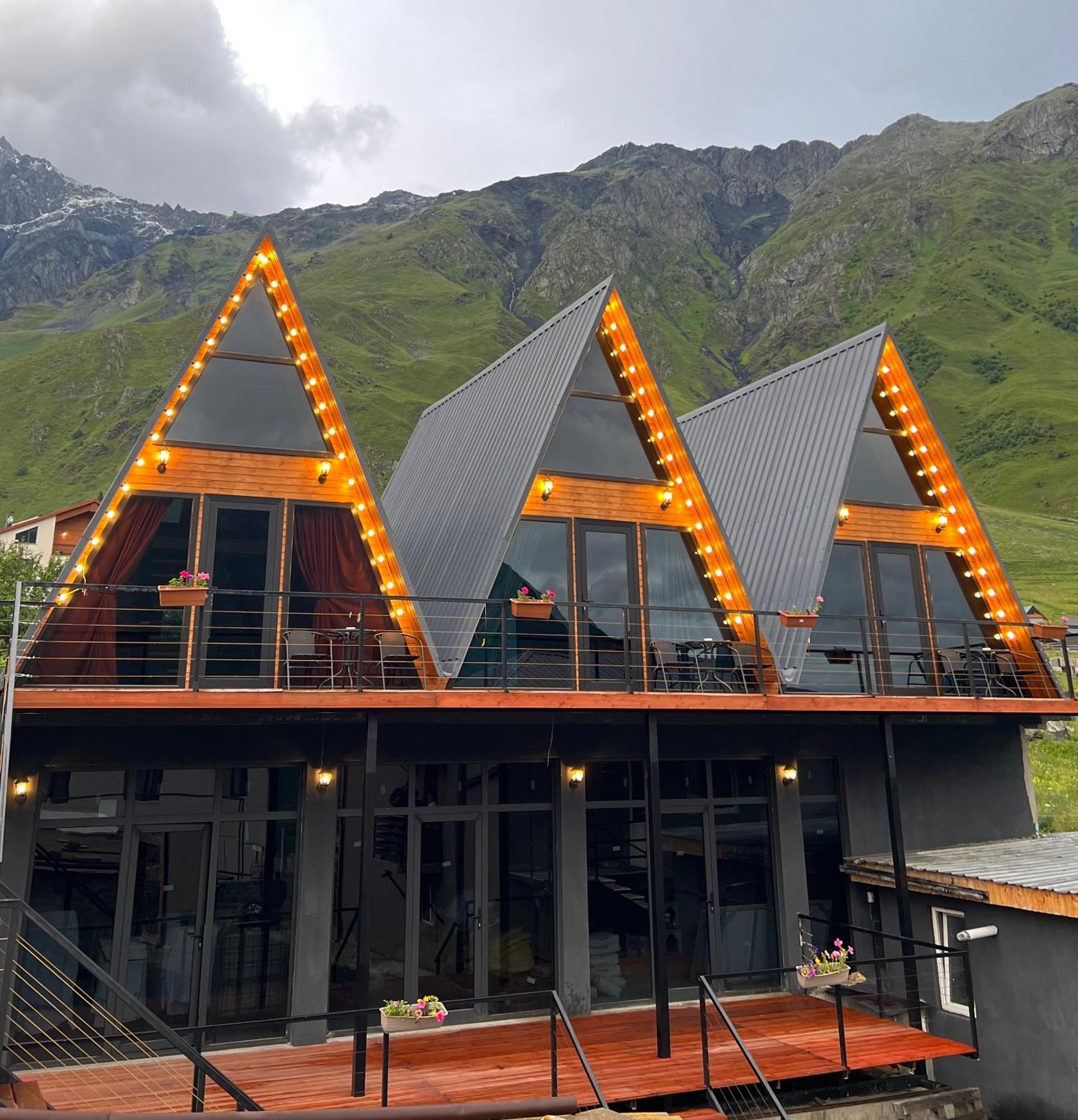 ホテル Pyramid Kazbegi エクステリア 写真